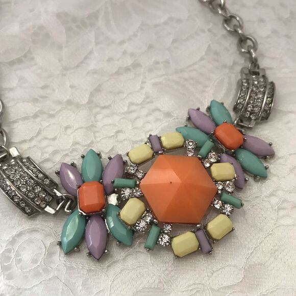 Sale! Gorgeous statement necklace 🌸 - Picture 1 of 3